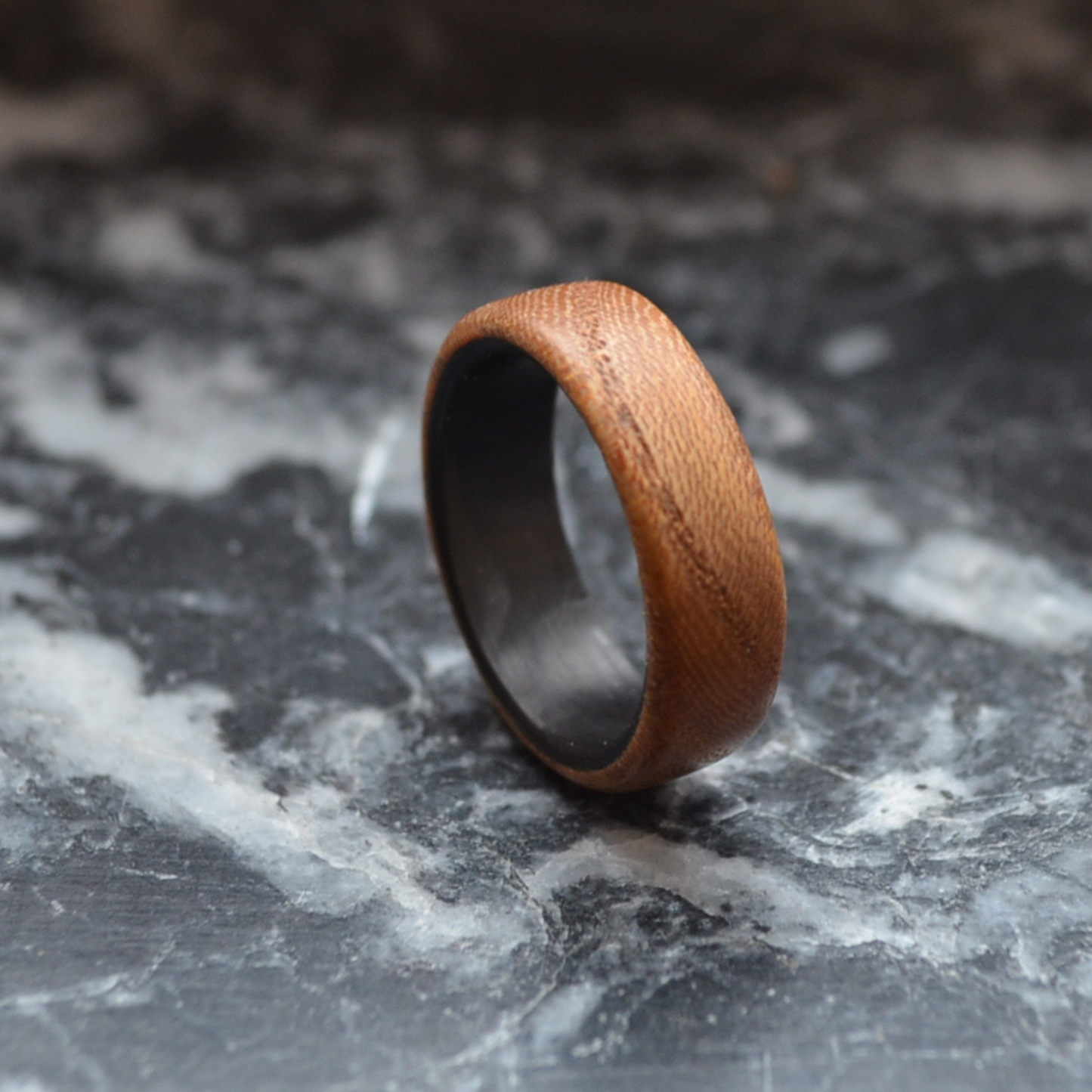 Holzring Ulme & Carbon – handgefertigt, leicht & langlebig