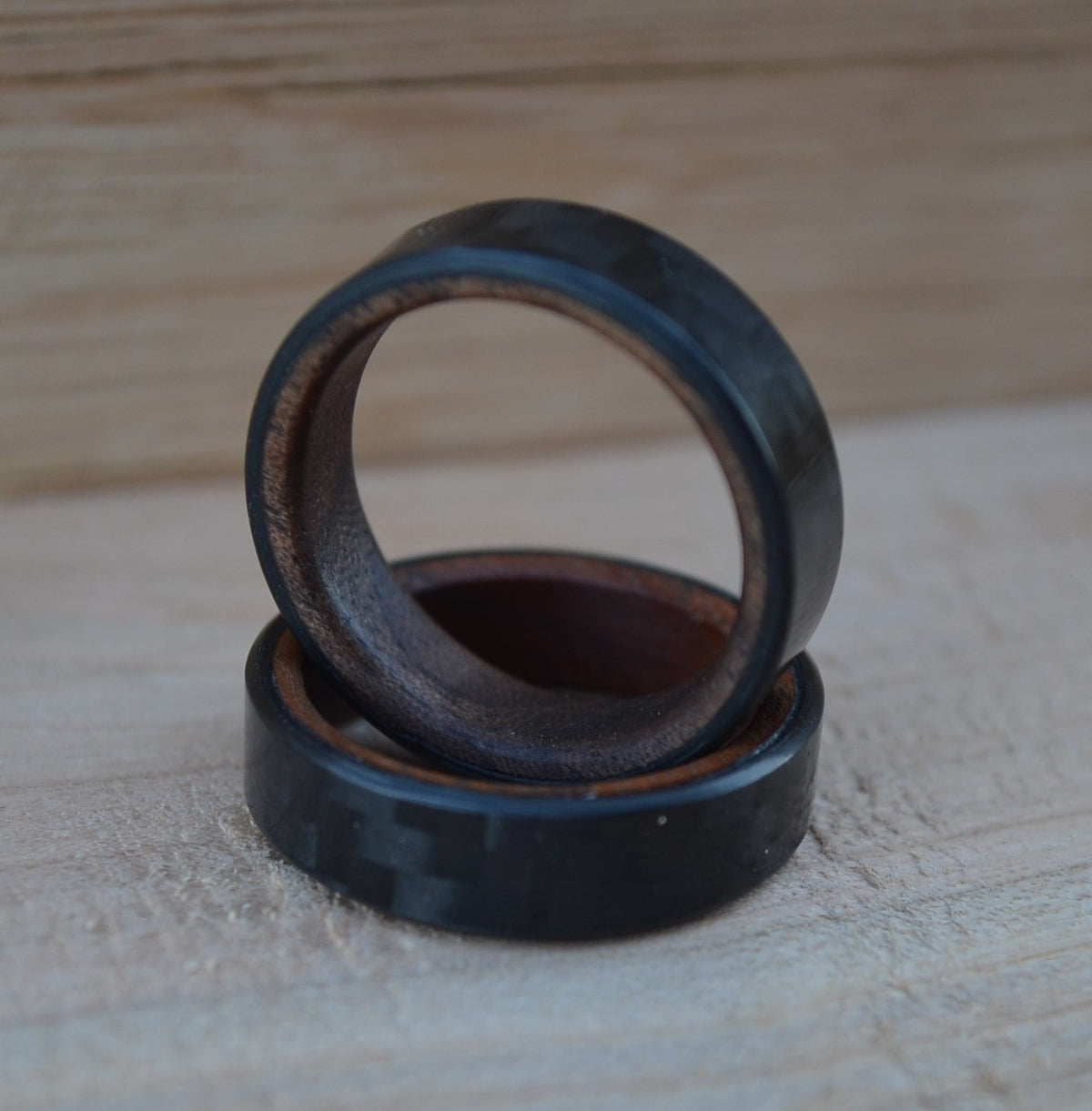 Fusionsring Carbon x Nussbaumholz - individuell handgefertigt