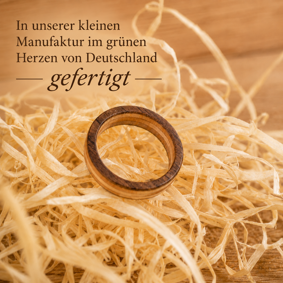 Holzring aus Nussbaum und Ahorn - individuell handgefertigt