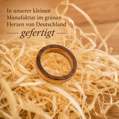 Holzring aus Nussbaum und Ahorn - individuell handgefertigt