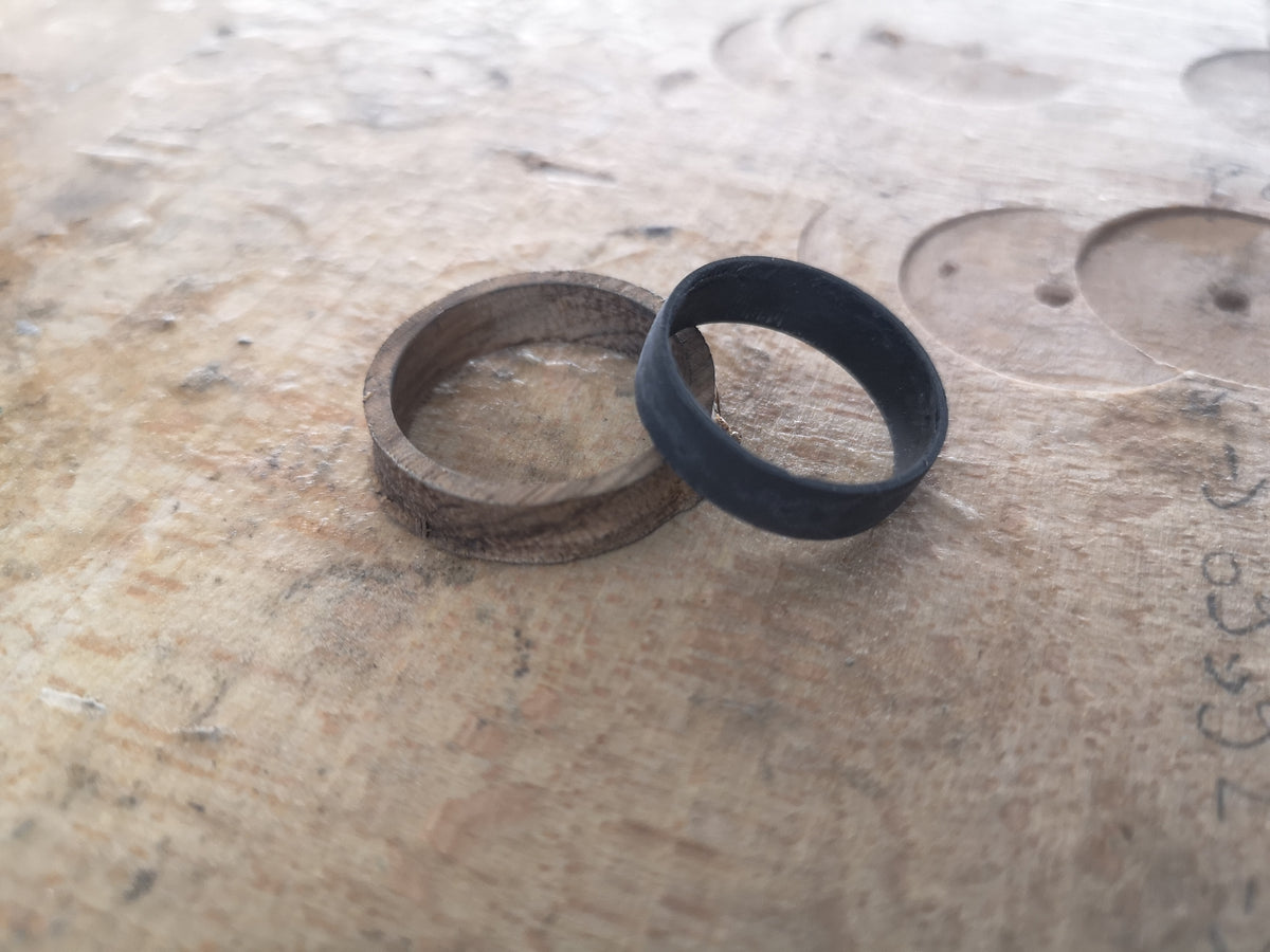 Fusionsring Carbon x Nussbaumholz - individuell handgefertigt