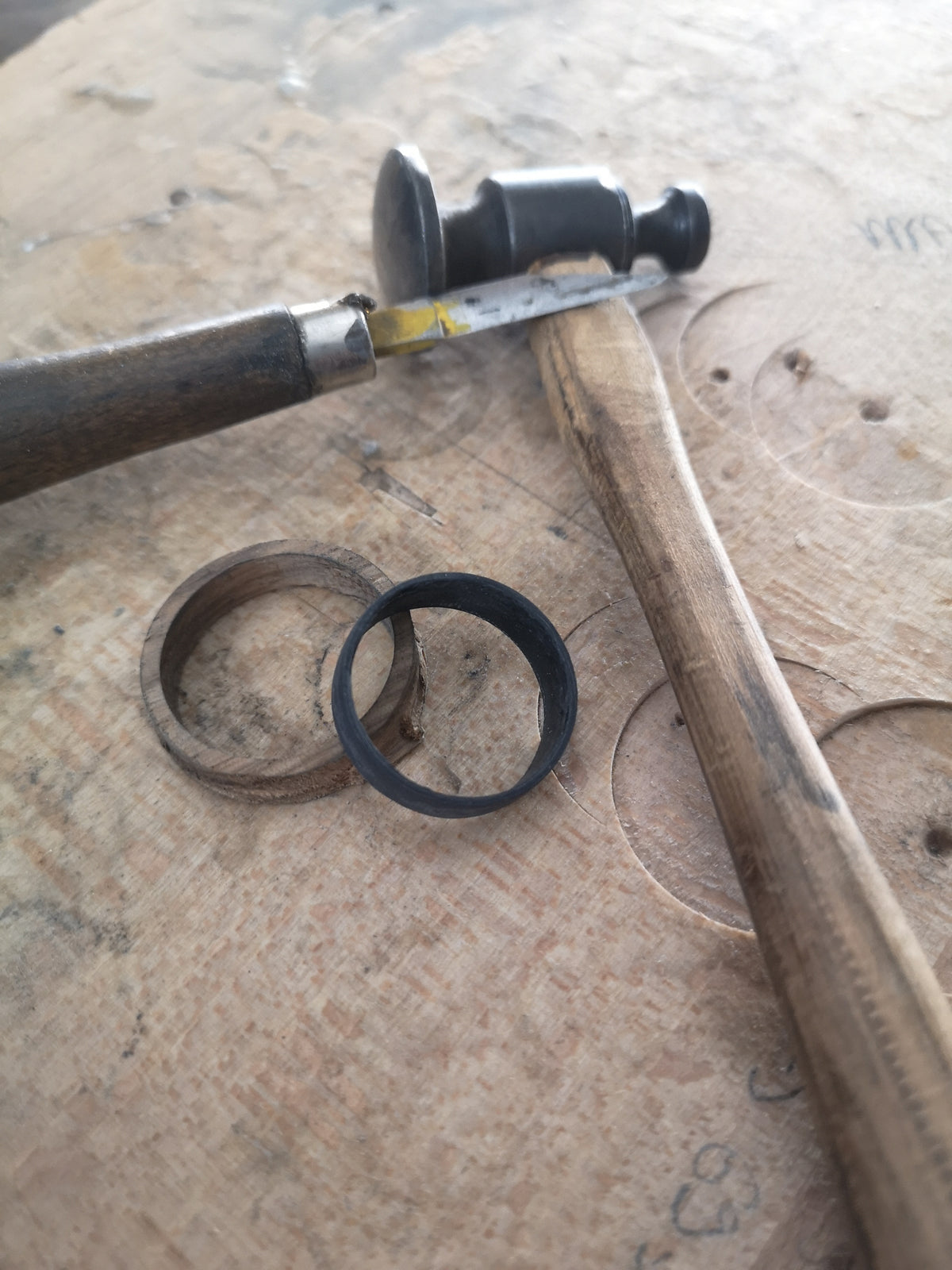 Fusionsring Carbon x Nussbaumholz - individuell handgefertigt