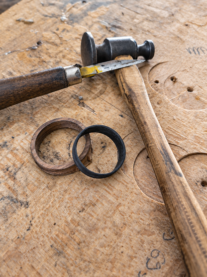 Holzring aus Mooreiche und Ahorn - individuell handgefertigt