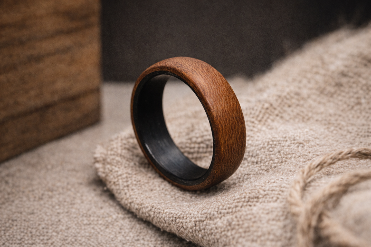 Holzring Robinie & Carbon – handgefertigt, leicht & langlebig