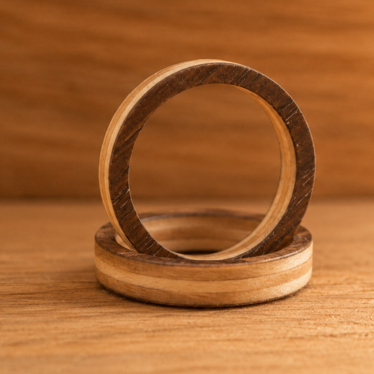 Holzring aus Nussbaum und Ahorn - individuell handgefertigt